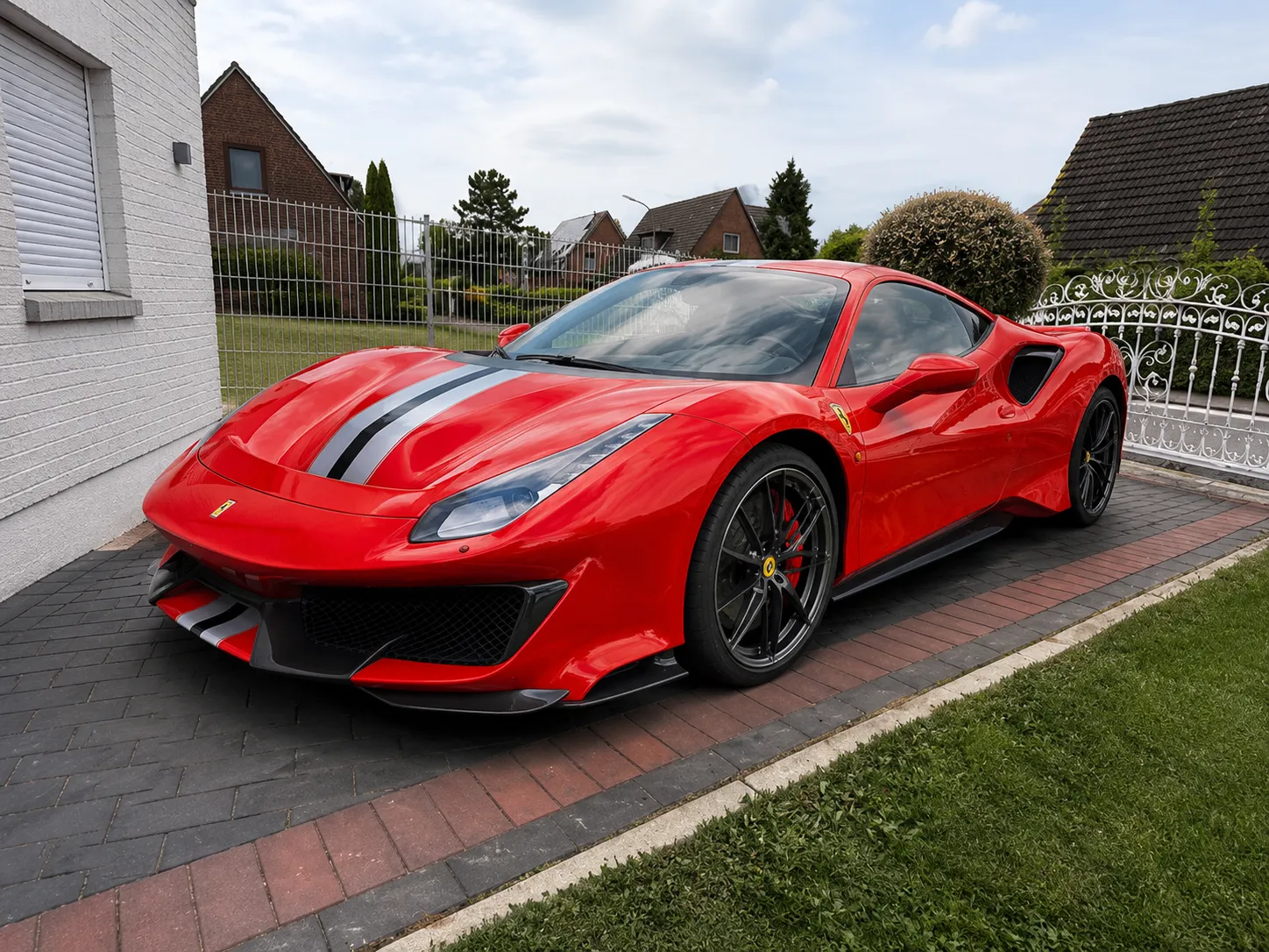 Zuletzt angekaufter Ferrari 488 Pista in Rot mit grauem Streifen
