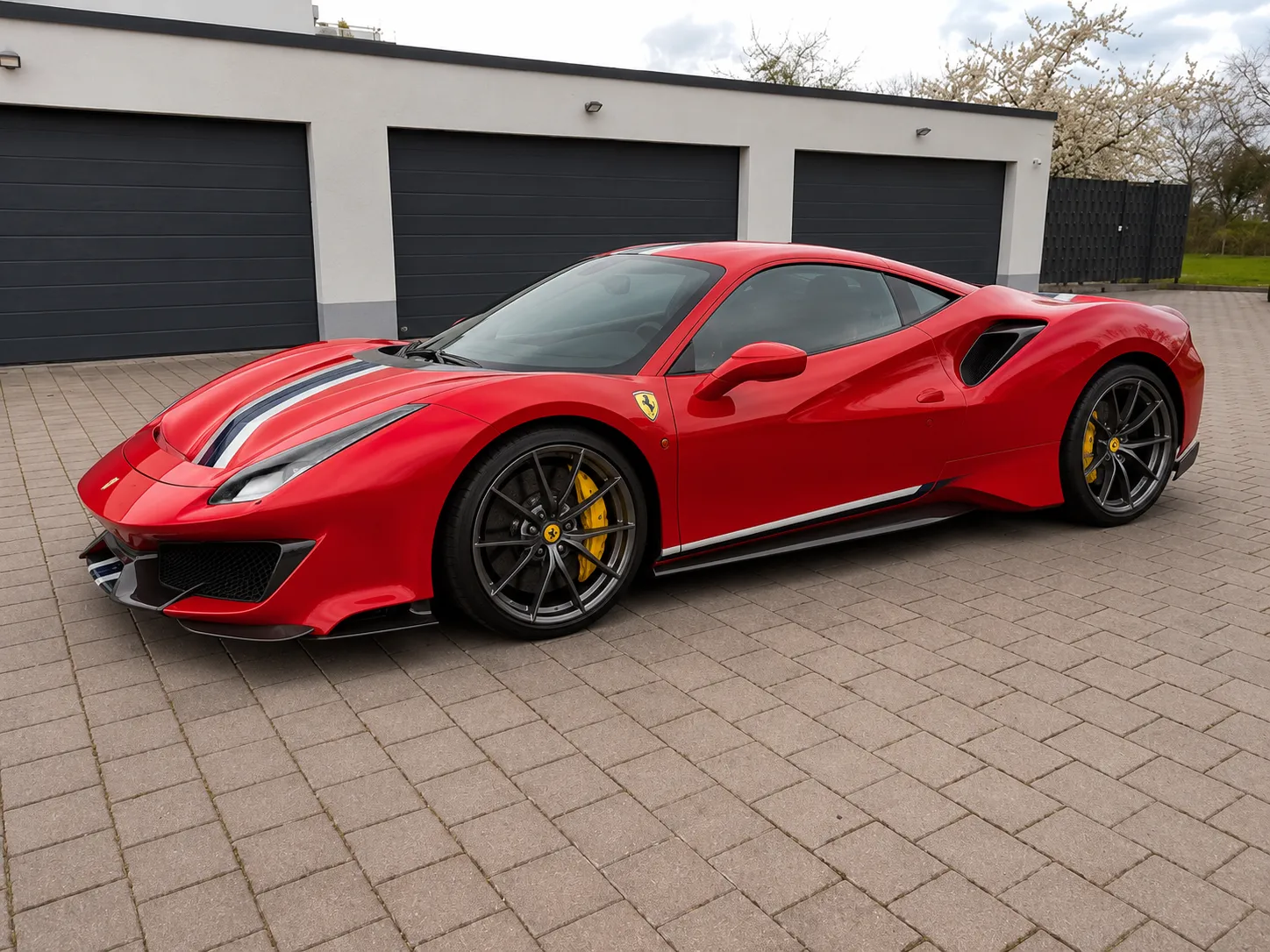 Zuletzt angekaufter Ferrari 488 Pista in Rot mit weiß-blauem Tricolore-Streifen