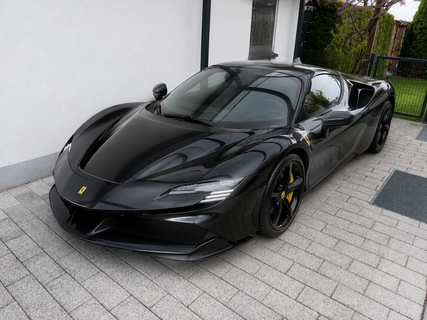 Zuletzt angekaufter Ferrari SF90 in Schwarz