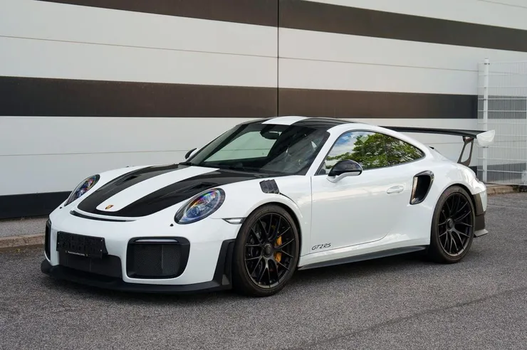 Zuletzt angekaufter Porsche 911 GT2 RS in Weiß vor moderner Architektur