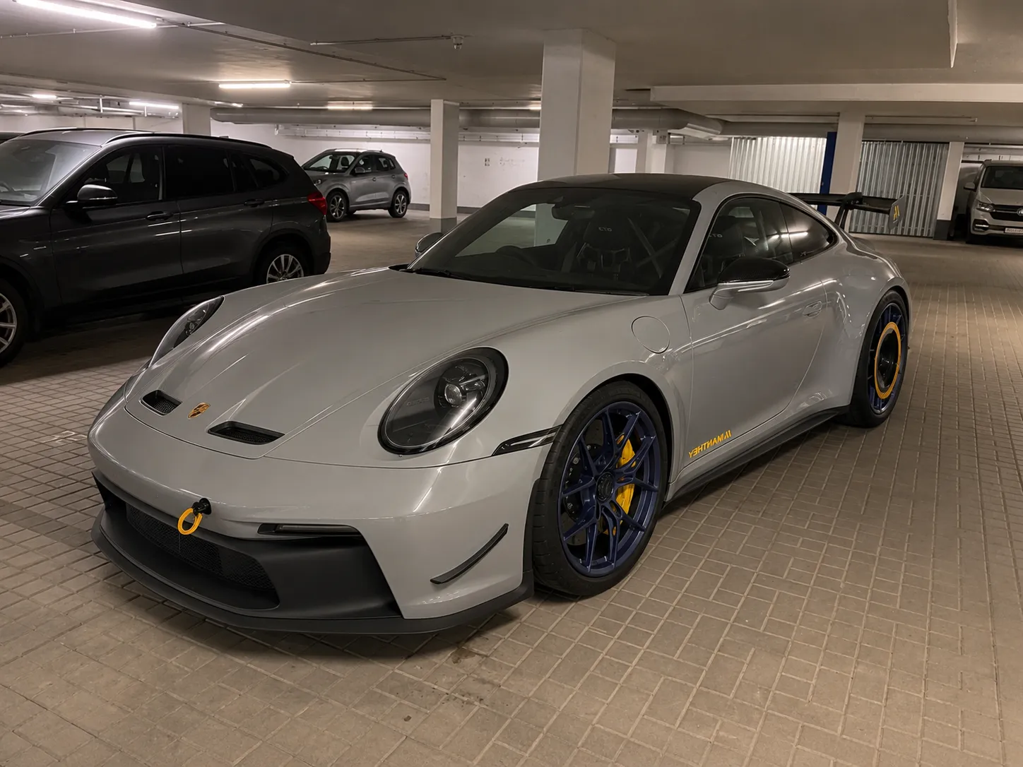 Zuletzt angekaufter Porsche 992 GT3 in Grau in einer Tiefgarage