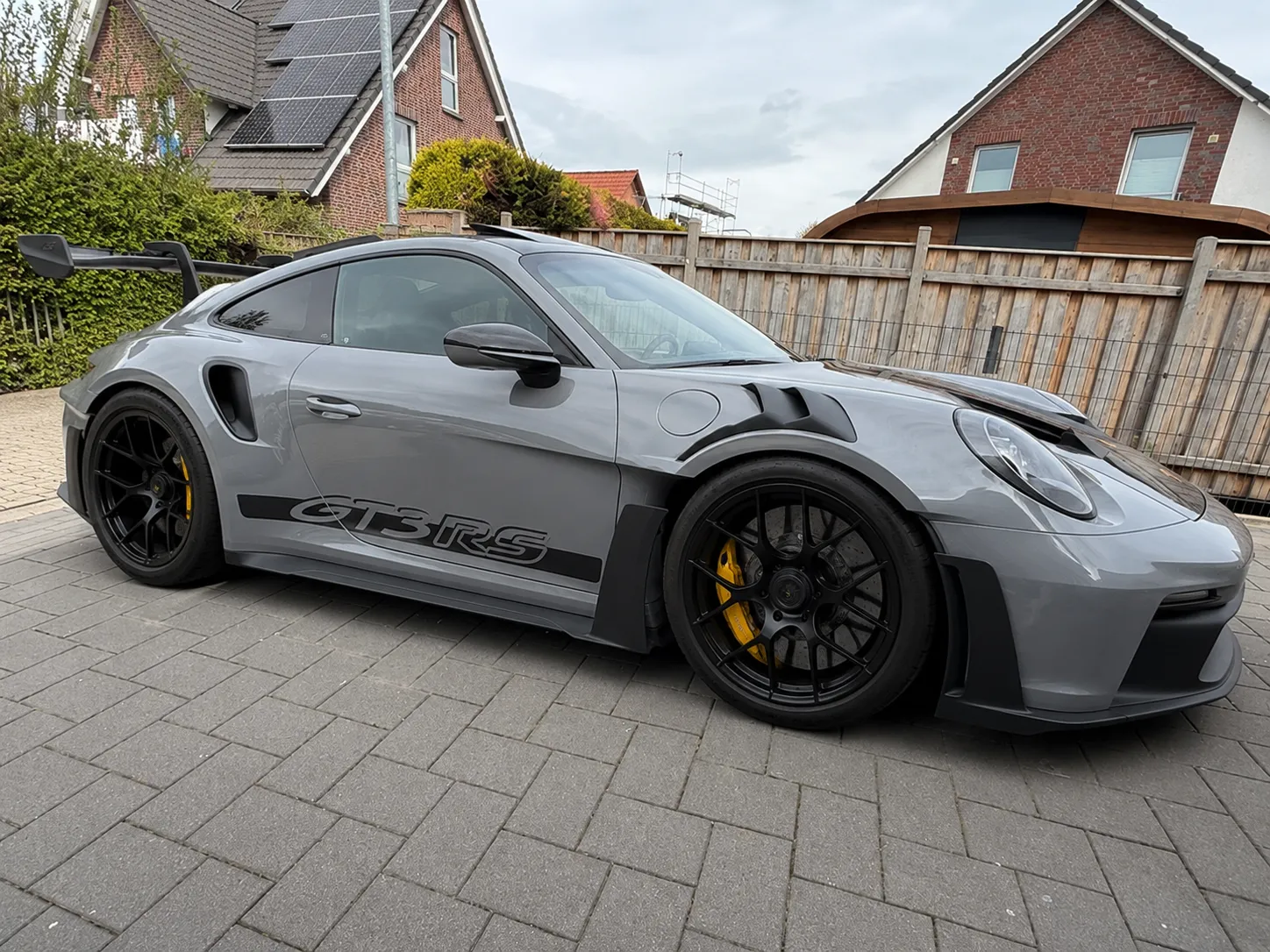 Zuletzt angekaufter Porsche 992 GT3 RS in Grau, Seitenansicht