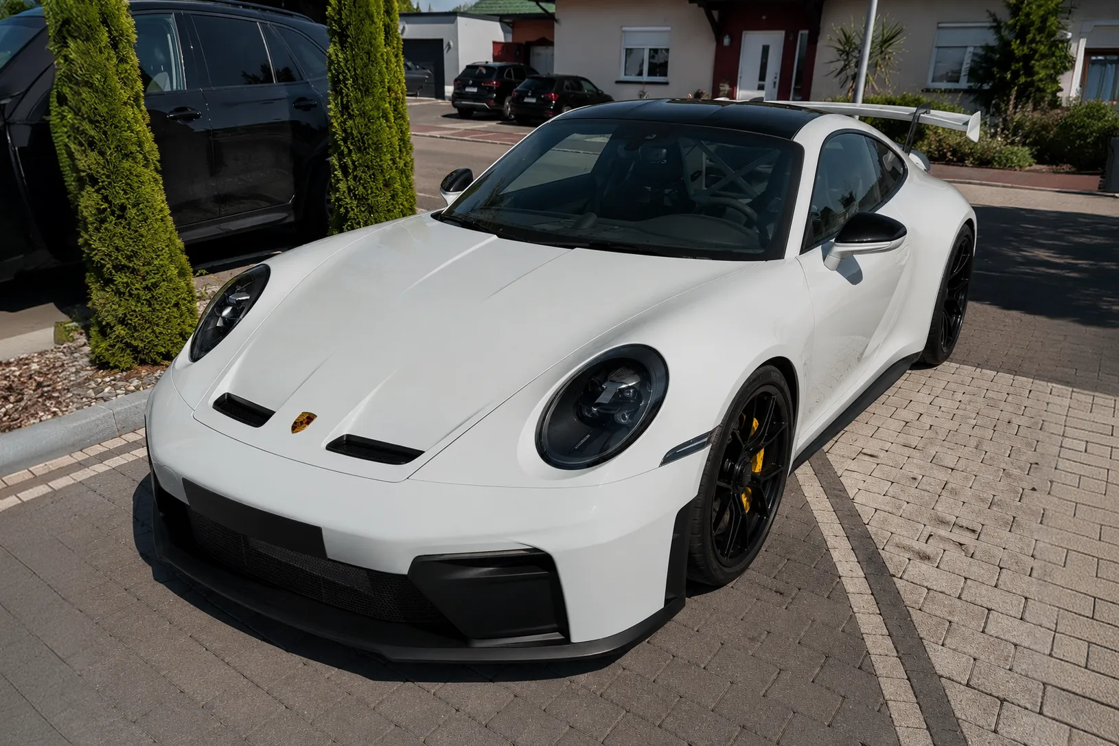Zuletzt angekaufter Porsche 992 GT3 in Weiß in der Einfahrt