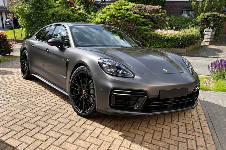 Zuletzt angekaufter Porsche Panamera in Anthrazit in der Einfahrt